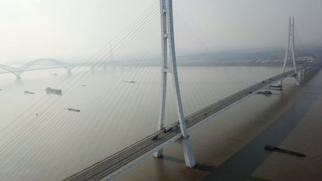 长江大桥公路运输鸟瞰图
