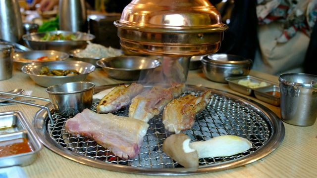 韩式烧烤炉内装有木炭准备烧肉。(济州五花肉)