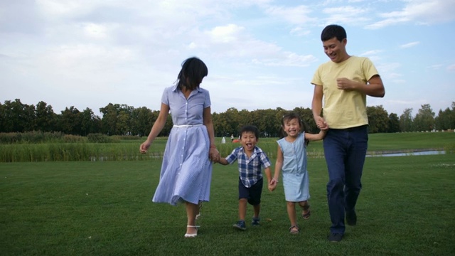 詳情圖-亞洲家庭牽手在公園里跑步