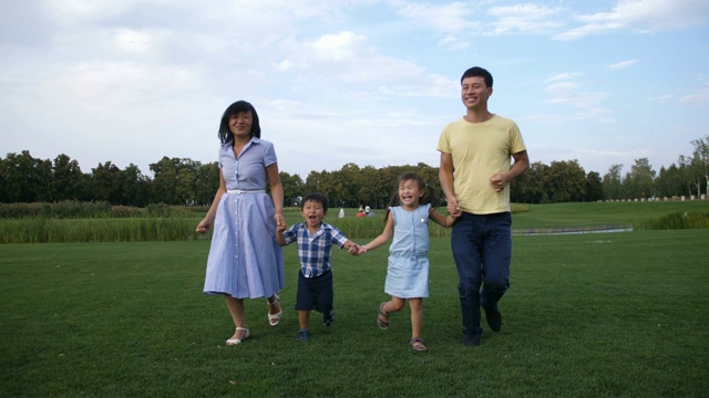 詳情圖-亞洲家庭牽手在公園里跑步
