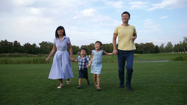 詳情圖-亞洲家庭牽手在公園里跑步