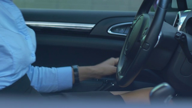商务女士上车，汽车损坏，必须用车