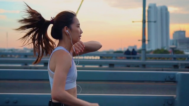 詳情圖-日落，年輕女子慢跑過橋的慢鏡頭