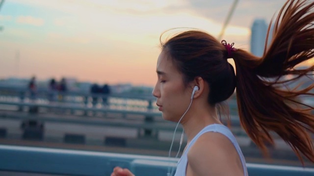 年轻女子慢跑过桥的慢镜头