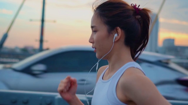 詳情圖-年輕女子慢跑過橋的慢鏡頭