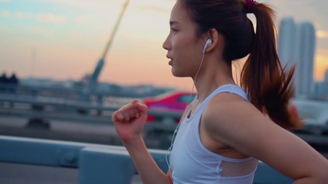 詳情圖-年輕女子慢跑過橋的慢鏡頭