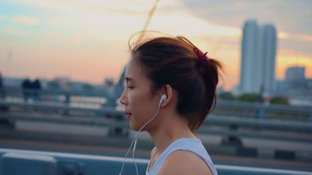 詳情圖-年輕女子慢跑過橋的慢鏡頭
