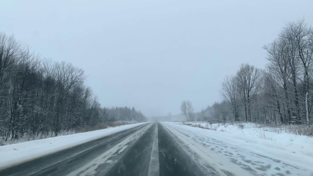 冬季在高速公路上行驶的观点