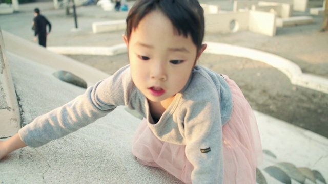 孩子们在外面玩