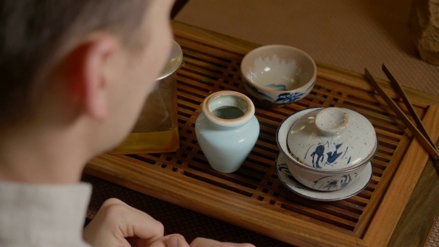 师傅将盖丸冲泡的绿茶倒入碗中。中国茶道