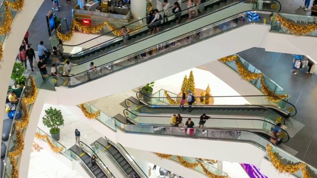2018年12月09日泰国曼谷，人们在曼谷最大的百货商店Paragon购物