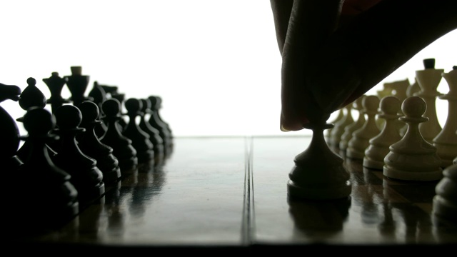 人们在下棋，白色背景上人影的剪影。