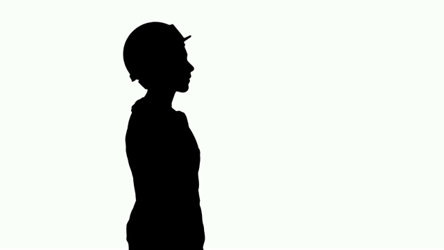 剪影建筑女工走着，面无表情