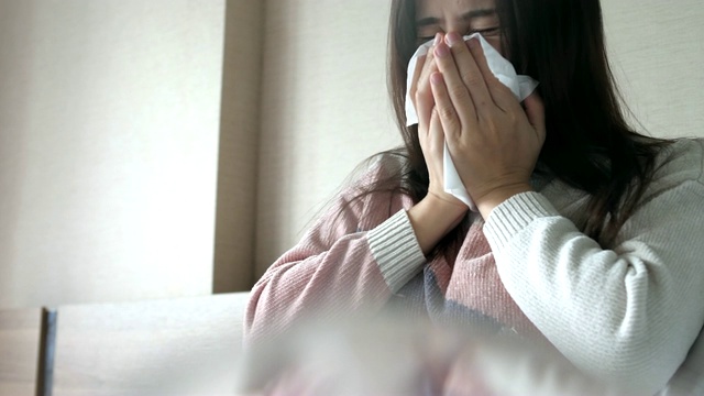 生病的女人躺在床上
