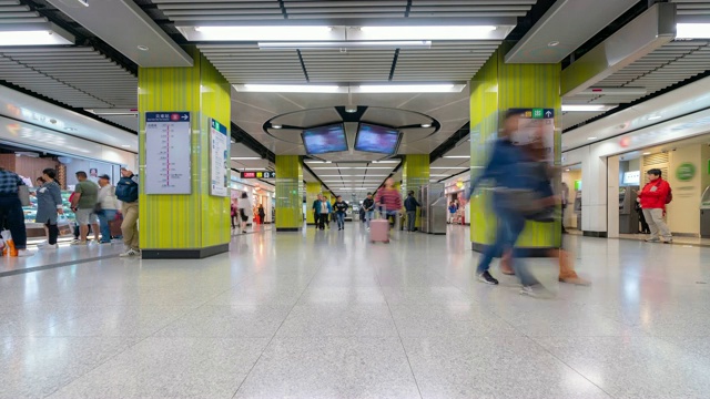 慢镜头:香港地铁车站的行人、旅客和游客