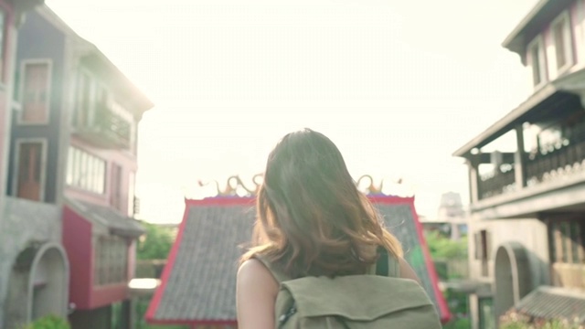详情图-慢动作-亚洲背包女感觉快乐旅行在北京，中国，快乐美丽的年轻少女博主女行走在唐人街。生活方式背包旅游度假概念