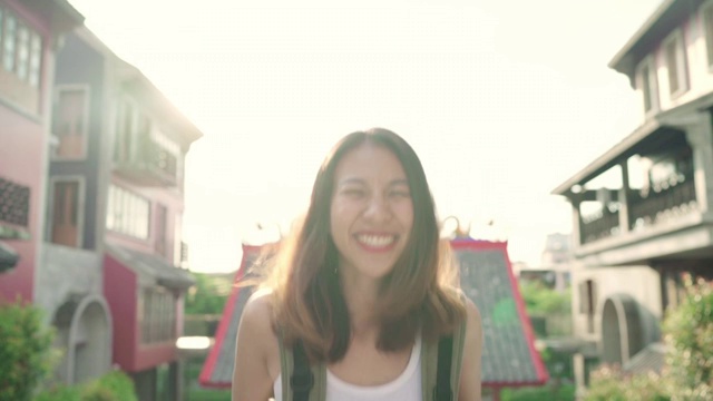 详情图-慢动作-亚洲背包女感觉快乐旅行在北京，中国，快乐美丽的年轻少女博主女行走在唐人街。生活方式背包旅游度假概念