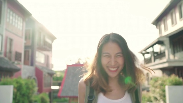详情图-慢动作-亚洲背包女感觉快乐旅行在北京，中国，快乐美丽的年轻少女博主女行走在唐人街。生活方式背包旅游度假概念