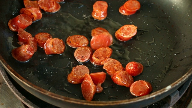 在平底锅里煎腊肠