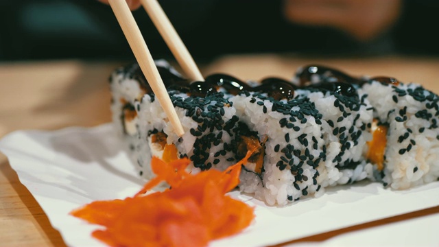 详情图-在日本餐馆用筷子吃寿司