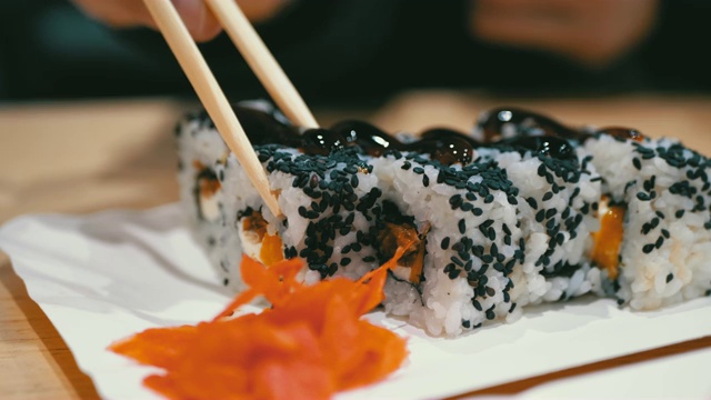 详情图-在日本餐馆用筷子吃寿司