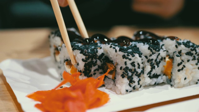 详情图-在日本餐馆用筷子吃寿司