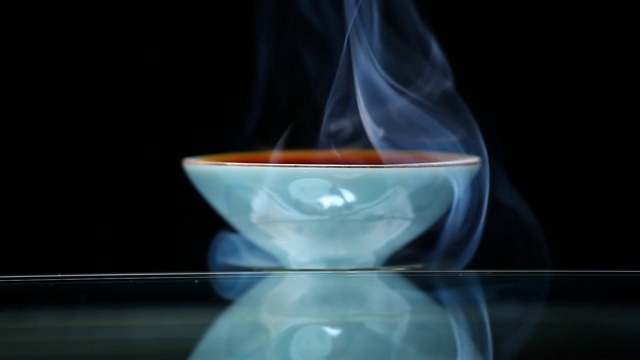中国红茶杯烟黑背景无人高清镜头