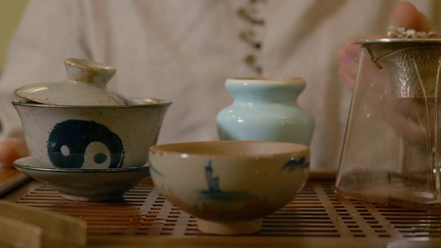 近浇大师从盖碗到白壶倒中国茶