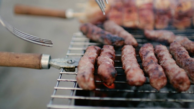 肉和香肠是烤的。特写镜头。烧烤。美丽的烤肉。