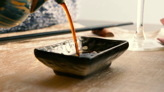 把酱油倒在碗里