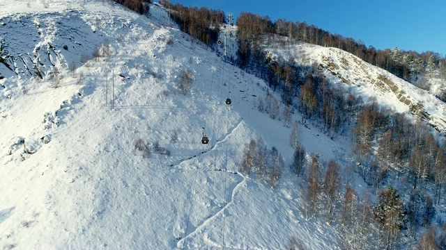 详情图-在冬天飞过森林里的滑雪缆车。鸟瞰图滑雪缆车在雪山。冬季滑雪和单板滑雪的好天气。