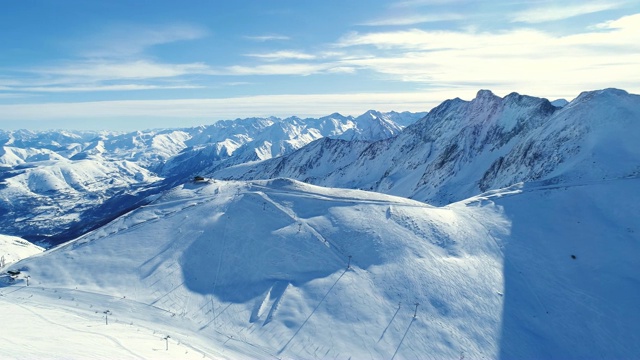 飞过滑雪缆车和滑雪场。鸟瞰图滑雪缆车在雪山。冬季滑雪和单板滑雪的好天气。