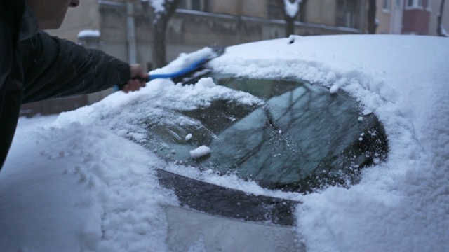 清理后挡风玻璃上的积雪
