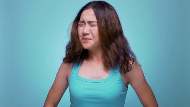 叫喊的女人在孤立的蓝色背景慢镜头