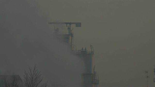 工厂排放烟雾，造成空气污染