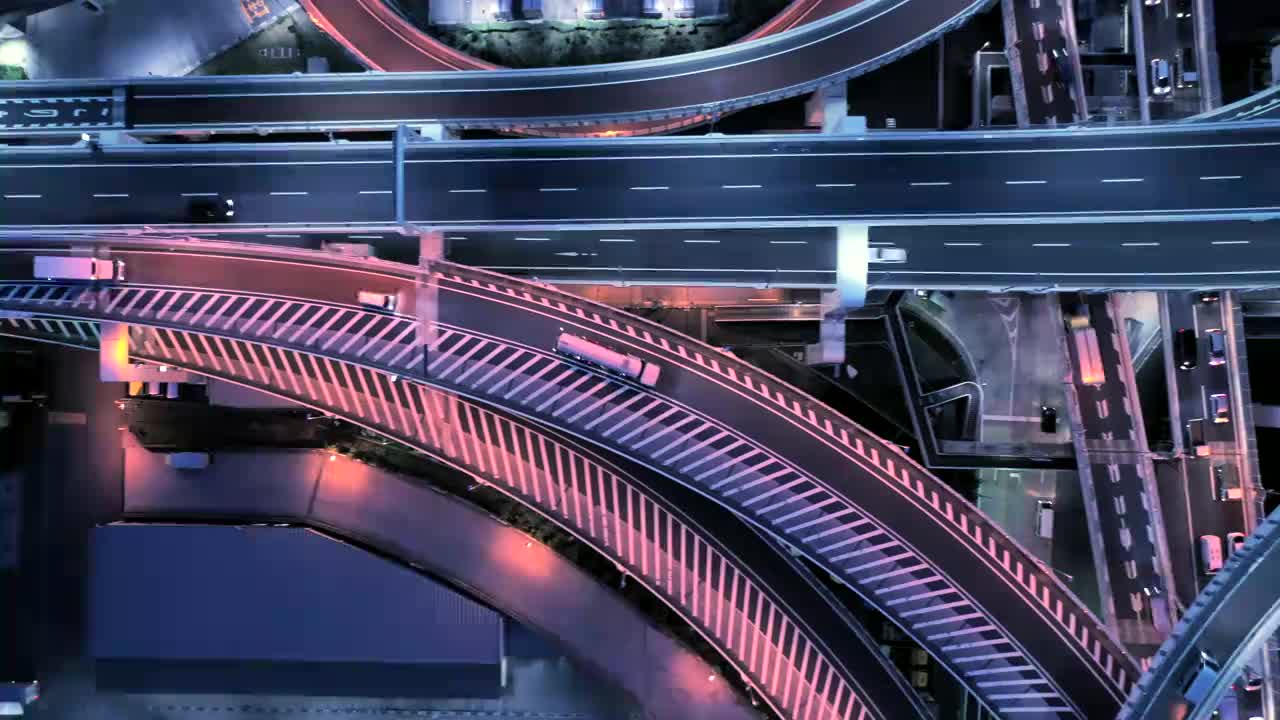 夜间多车道公路鸟瞰图