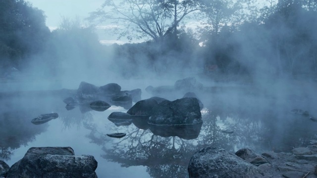 一池滚烫的温泉