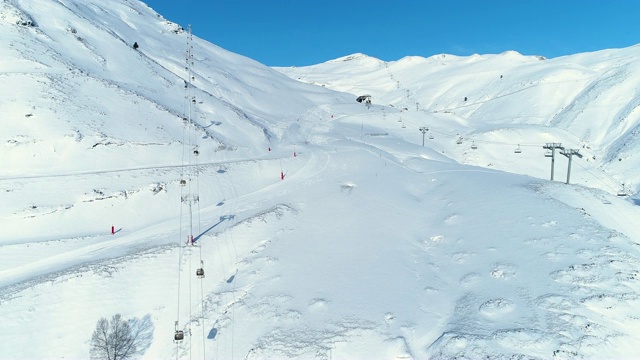 雪山上滑雪道和滑雪缆车的空中天线。冬季滑雪和单板滑雪的好天气。