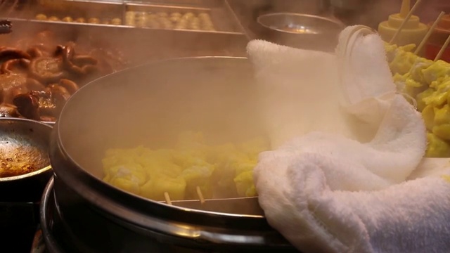 在厨房准备食物的小手