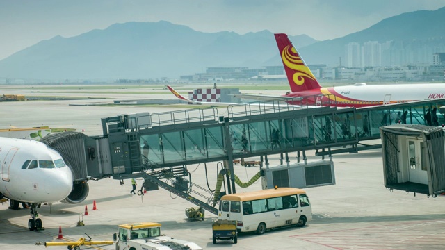 详情图-旅客从机场候机楼登机至飞机的时间间隔