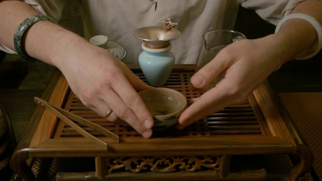 茶师喝茶。