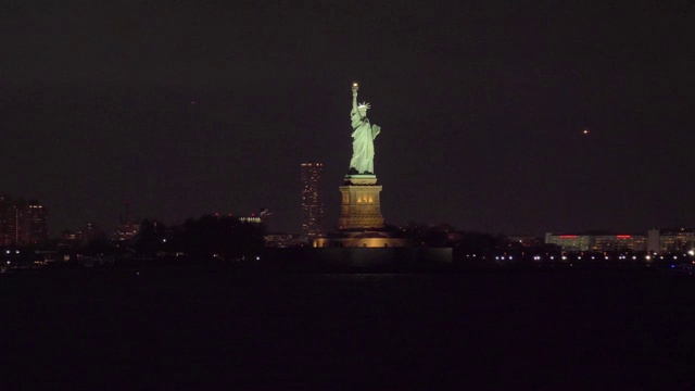 照亮的自由女神像之夜。纽约市。水景