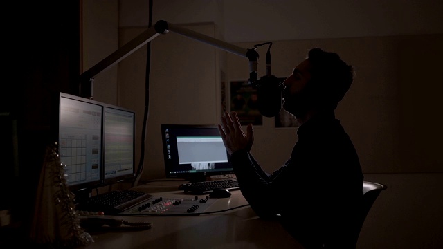 在录音棚工作的电台DJ