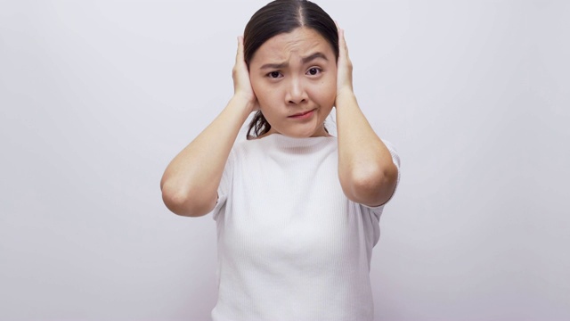不幸的女人在孤立的白色背景上闭上耳朵4k