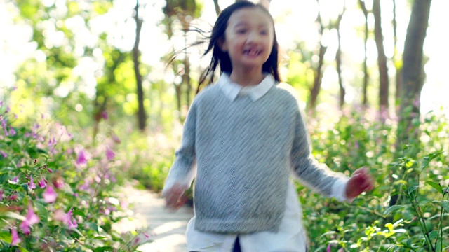 詳情圖-亞洲小孩在花地里奔跑