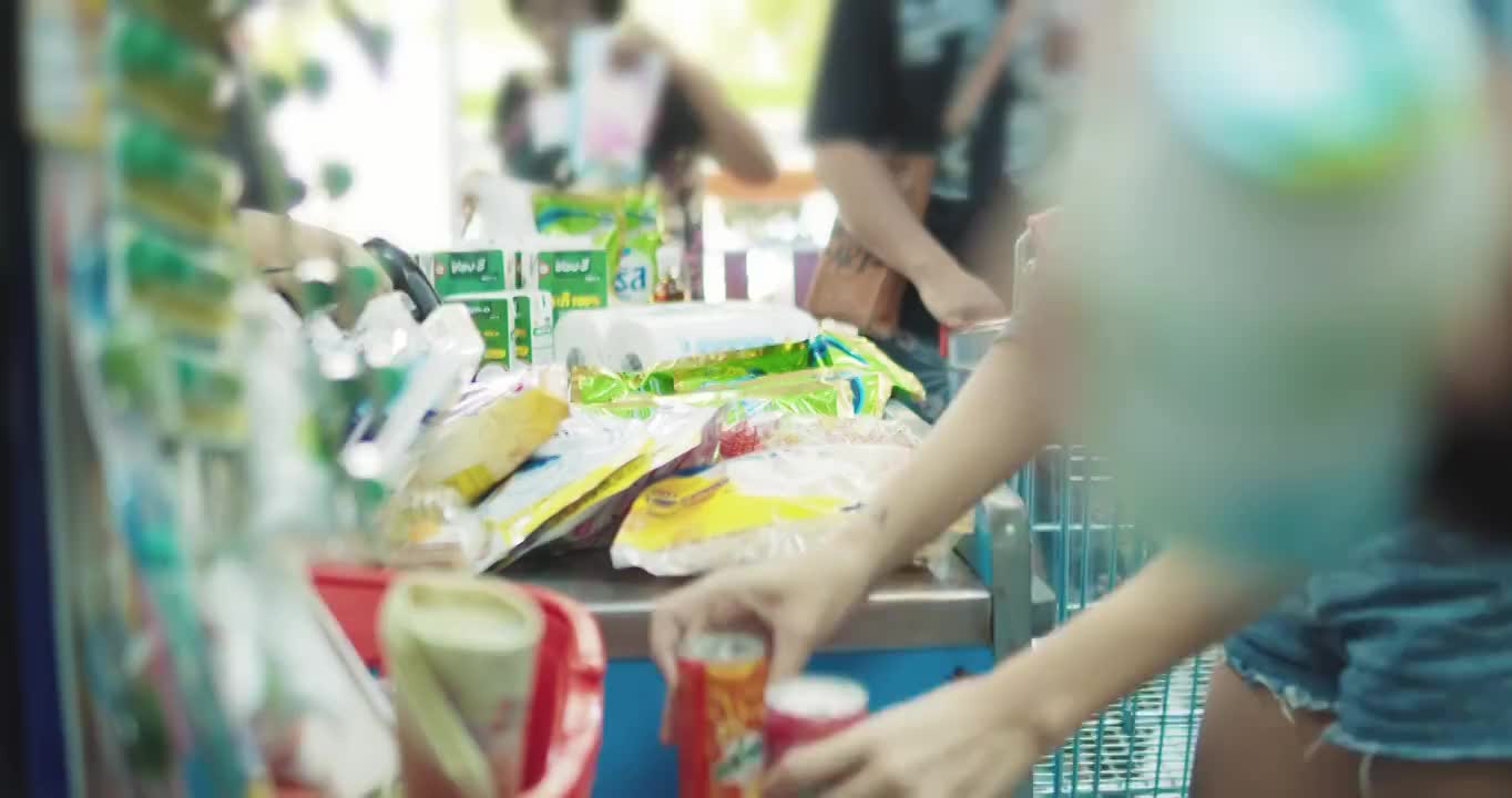 条形码扫描器在购物收银机-超市商店杂货