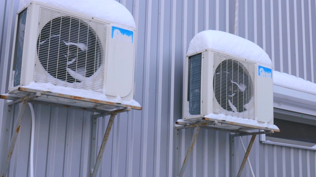 室外空调室外空调在下雪的街道上。粉丝们被关进了监狱。在街上的雪地里。粉丝们被关进了监狱。