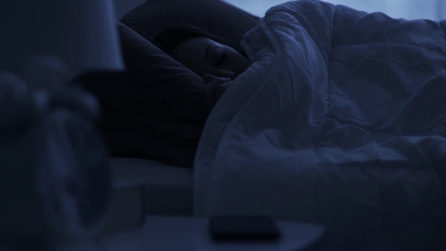 手机闹钟在清晨响起