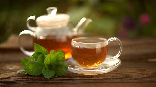 詳情圖-桌上漂亮的玻璃碗里盛著美味的綠茶