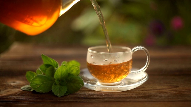詳情圖-桌上漂亮的玻璃碗里盛著美味的綠茶